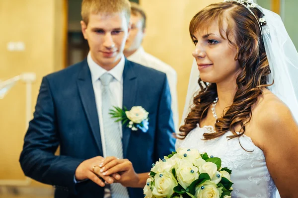 El novio pone en el anillo la mano a la novia — Foto de Stock