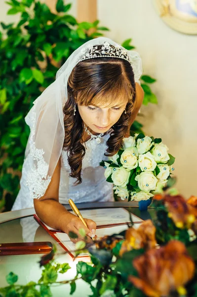 Pareja joven firmando documentos de boda . —  Fotos de Stock