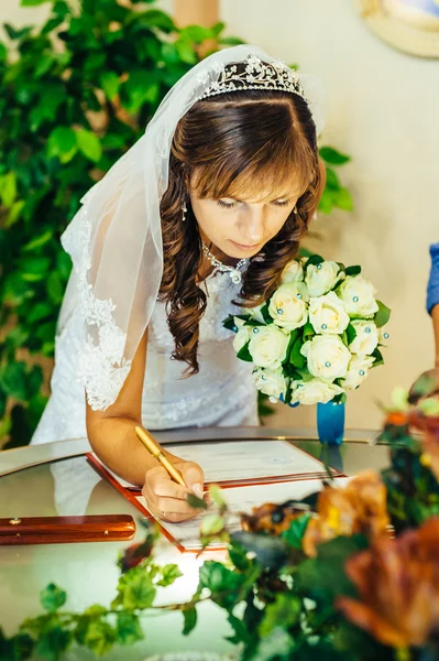 Mladý pár podpisu svatebních dokumentů. — Stock fotografie