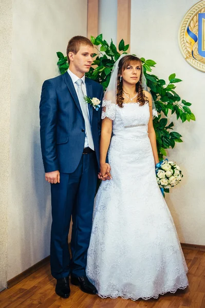 Une cérémonie de mariage. Bureau du greffe. Un couple nouvellement marié signe le document de mariage . — Photo