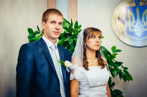 Une cérémonie de mariage. Bureau du greffe. Un couple nouvellement marié signe le document de mariage . — Photo