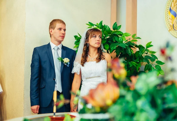 Ceremonia de boda. Oficina de registro. Una pareja de recién casados firma el documento de matrimonio . —  Fotos de Stock