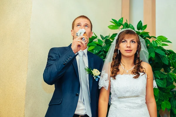 Svatební obřad. Matriční úřad. Novomanželé podepisuje dokument manželství. — Stock fotografie