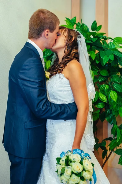 Cerimônia de casamento. Escritório de registo. Um casal recém-casado assina o documento de casamento . — Fotografia de Stock