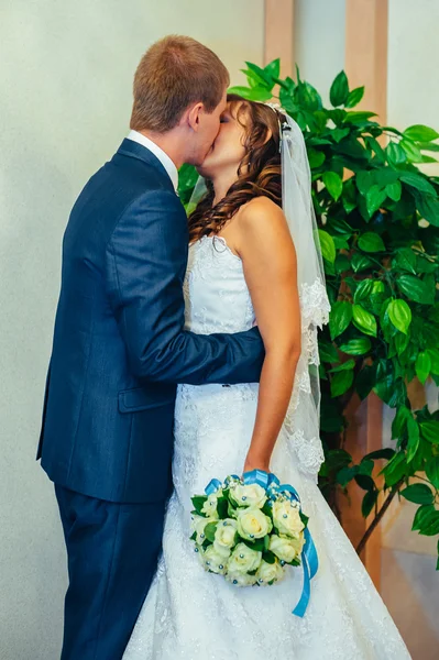 Az esküvői szertartás. Anyakönyvi hivatal. Az újonnan házas pár jelek a házasság dokumentum. — Stock Fotó