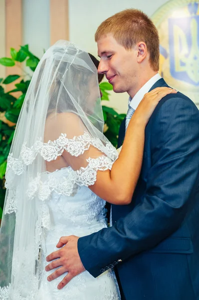 Cerimonia nuziale. Ufficio di cancelleria. Una coppia appena sposata firma il documento di matrimonio . — Foto Stock