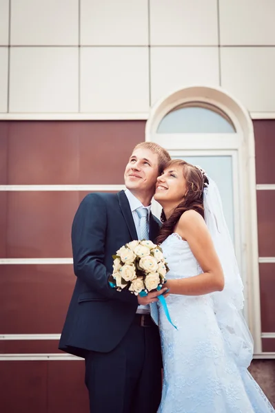 Nevěsta a ženich v městě — Stock fotografie