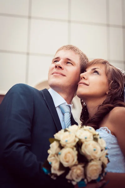 Bride and groom in the city — Stock Photo, Image