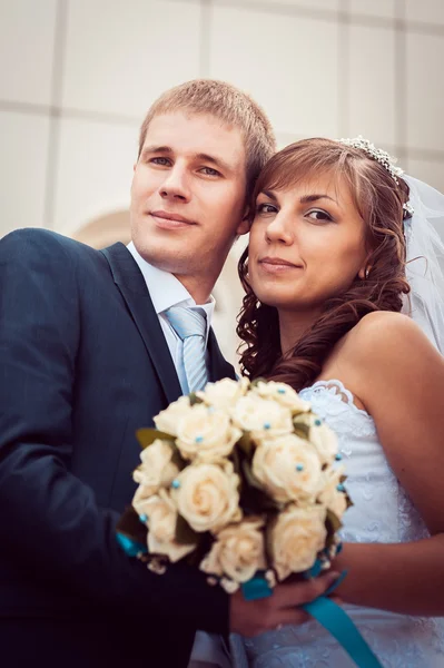 Bride and groom in the city — Stock Photo, Image