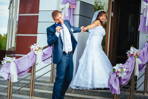 Sposa e sposo in città — Foto Stock