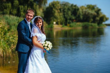 seven ayakta ve su kenarında öpüşme düğün Çift