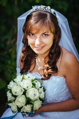 Güzel bir gülümseyen gelin düğün gününde poz portresi