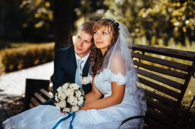 Gelin ve damat gün açık havada yürüyüş düğününde Doğa bahar. Gelin çift, mutlu yeni evli çift yeşil park kucaklayan.