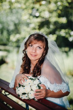 Güzel bir gülümseyen gelin düğün gününde poz portresi