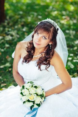 Güzel bir gülümseyen gelin düğün gününde poz portresi