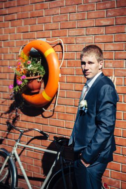 Düşünme ve onun papyon koyarak smokin mutlu yakışıklı beyaz damat.