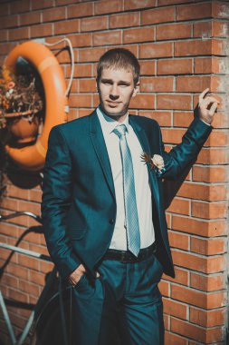 Düşünme ve onun papyon koyarak smokin mutlu yakışıklı beyaz damat.