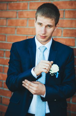 Düşünme ve onun papyon koyarak smokin mutlu yakışıklı beyaz damat.