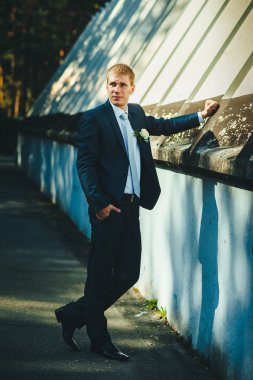 Düşünme ve onun papyon koyarak smokin mutlu yakışıklı beyaz damat.