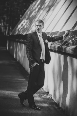 Düşünme ve onun papyon koyarak smokin mutlu yakışıklı beyaz damat.