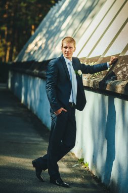 Düşünme ve onun papyon koyarak smokin mutlu yakışıklı beyaz damat.