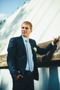 Düşünme ve onun papyon koyarak smokin mutlu yakışıklı beyaz damat.