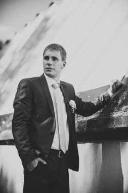 Düşünme ve onun papyon koyarak smokin mutlu yakışıklı beyaz damat.