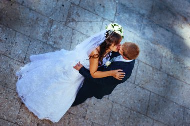 Gelin ve damat gün açık havada yürüyüş düğününde Doğa bahar. Gelin çift, mutlu yeni evli çift yeşil park kucaklayan.