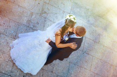 Gelin ve damat gün açık havada yürüyüş düğününde Doğa bahar. Gelin çift, mutlu yeni evli çift yeşil park kucaklayan.