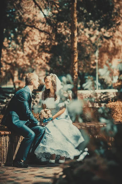 Menyasszony és a vőlegény az esküvő nap séta kint a tavaszi természet. Nászutas pár, boldog Newlywed pár átfogó zöld park. — Stock Fotó