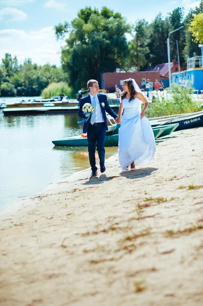 Amour couple de mariage debout et embrasser près de l'eau — Photo