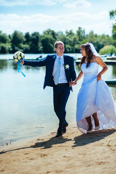 Любящая супружеская пара стоя и целуясь у воды — стоковое фото