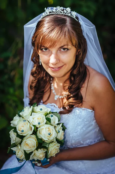 Porträt einer schönen lächelnden Braut, die an ihrem Hochzeitstag posiert — Stockfoto