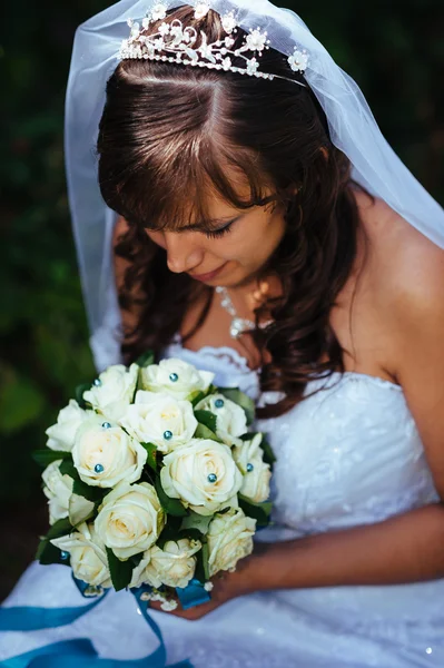 Retrato de una hermosa novia sonriente posando en el día de su boda —  Fotos de Stock