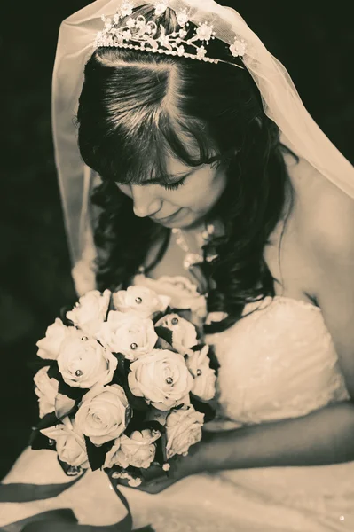 Retrato de una hermosa novia sonriente posando en el día de su boda — Foto de Stock