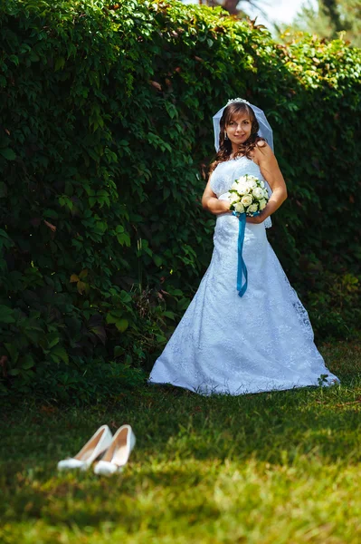 彼女の結婚式の日でポーズ美しい笑顔花嫁の肖像画 — ストック写真