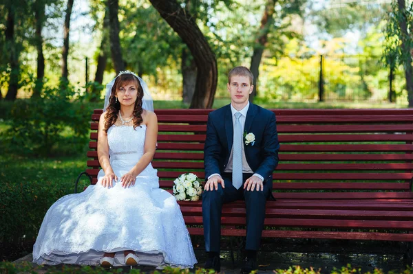 Bruid en bruidegom op bruiloft dag buiten lopen op lente aard. Bruidspaar, gelukkig jonggehuwde paar omarmen in groen park. — Stockfoto