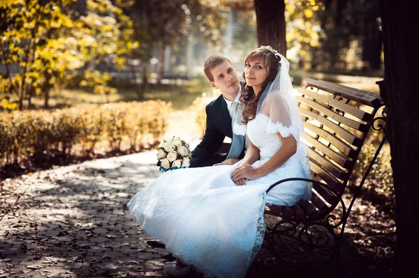 Panny młodej i pana młodego na wesela na zewnątrz chodzenie na wiosnę natura. Pary młodej, szczęśliwy Newlywed para w parku. — Zdjęcie stockowe