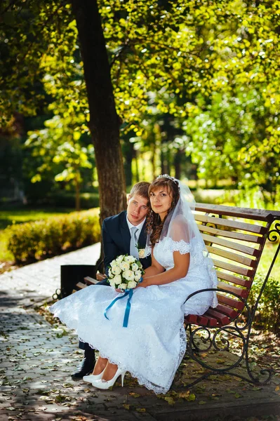 Bruid en bruidegom op bruiloft dag buiten lopen op lente aard. Bruidspaar, gelukkig jonggehuwde paar omarmen in groen park. — Stockfoto