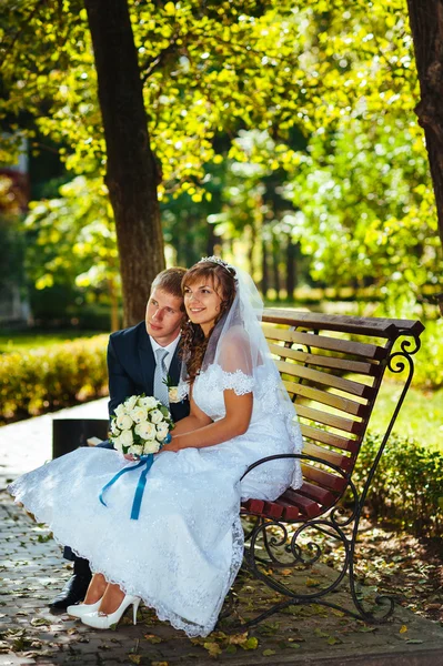 Bruid en bruidegom op bruiloft dag buiten lopen op lente aard. Bruidspaar, gelukkig jonggehuwde paar omarmen in groen park. — Stockfoto