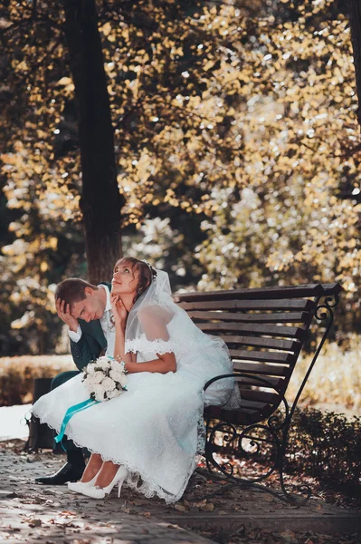 Nevěsty a ženicha na svatební den chůze venku na jarní přírody. Svatební pár, Happy novomanželský pár objímat v parku. — Stock fotografie