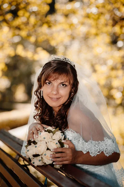 美丽微笑的新娘摆在她的婚礼当天的肖像 — 图库照片