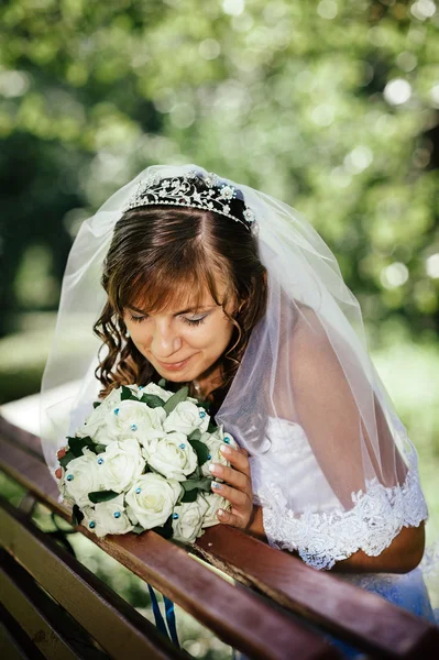 Портрет красивой улыбающейся невесты, позирующей в день свадьбы — стоковое фото