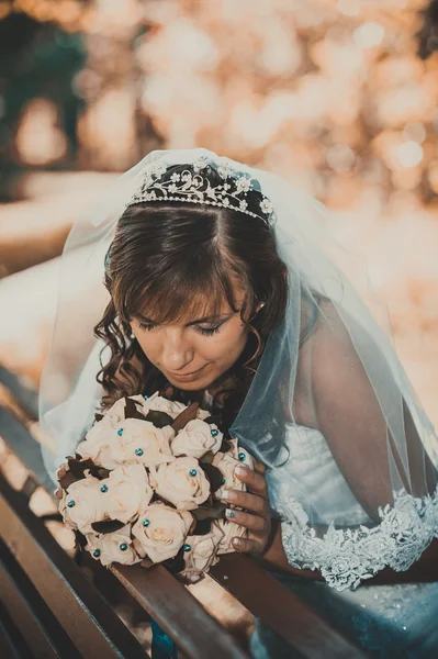 Güzel bir gülümseyen gelin düğün gününde poz portresi — Stok fotoğraf