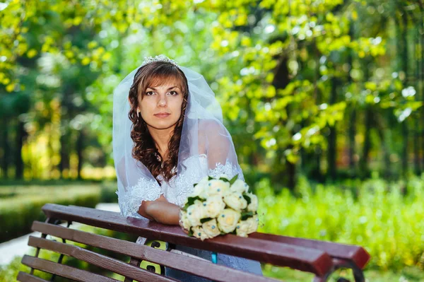 Portret pięknej narzeczonej uśmiechający się pozowanie w dniu ślubu — Zdjęcie stockowe