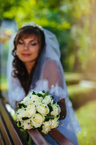 Güzel bir gülümseyen gelin düğün gününde poz portresi — Stok fotoğraf