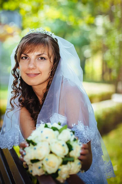 Retrato de una hermosa novia sonriente posando en el día de su boda — Foto de Stock