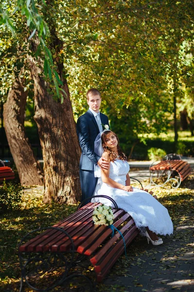 Жених и невеста на свадьбе прогулки на природе весной. Свадебная пара, счастливая молодожёны обнимаются в зеленом парке . — стоковое фото