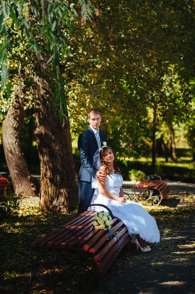 Bruid en bruidegom op bruiloft dag buiten lopen op lente aard. Bruidspaar, gelukkig jonggehuwde paar omarmen in groen park. — Stockfoto