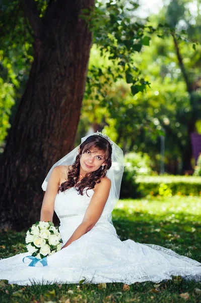 Retrato de uma bela noiva sorridente posando em seu dia de casamento — Fotografia de Stock